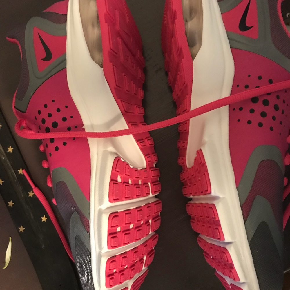 New Nike Trainers Pink & Black never worn size 7.5